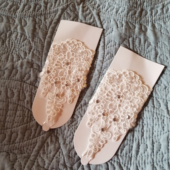 Brand New ☆ White Wedding Gloves or Style ☆ - Picture 2 of 4